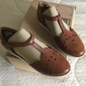 Cobb Hill t strap closed toe sandals size 8 NIB